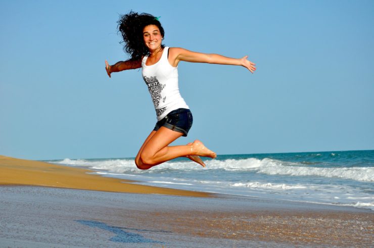 笑顔でジャンプをする女性