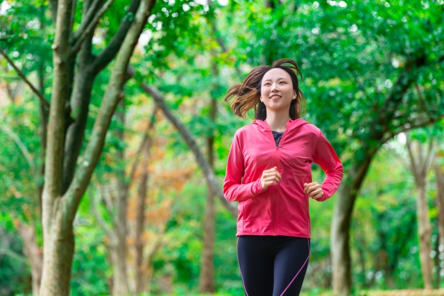 森でジョギングをする女性