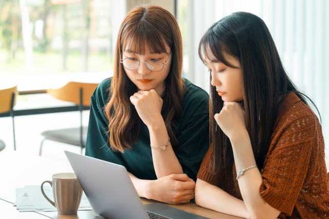 パソコンを見る女性2人