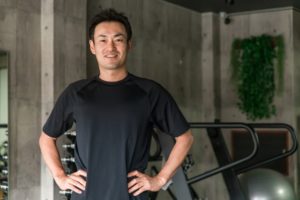 ジムの男性トレーナー