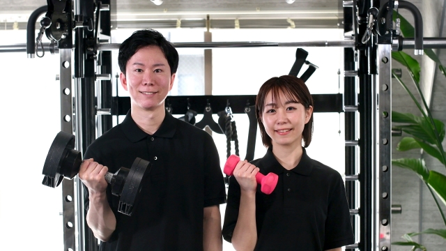 ダンベルを持つ男女