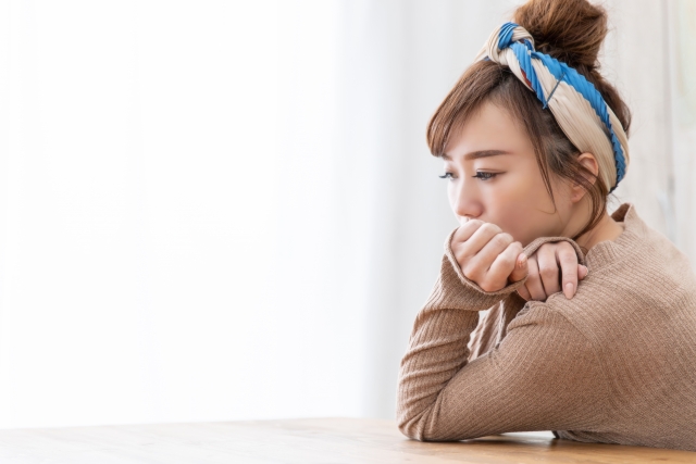 落ち込む女性