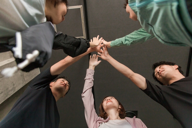 手を合わせる男女