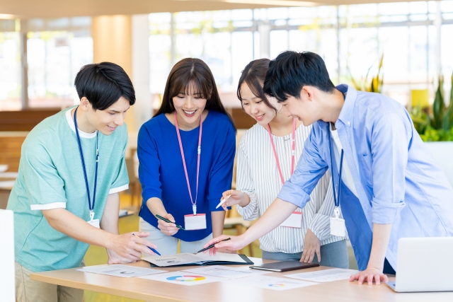 企画を話し合う男女