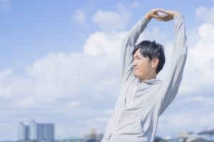 背伸びする男性