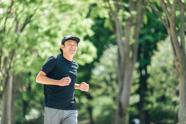ランニングをする男性